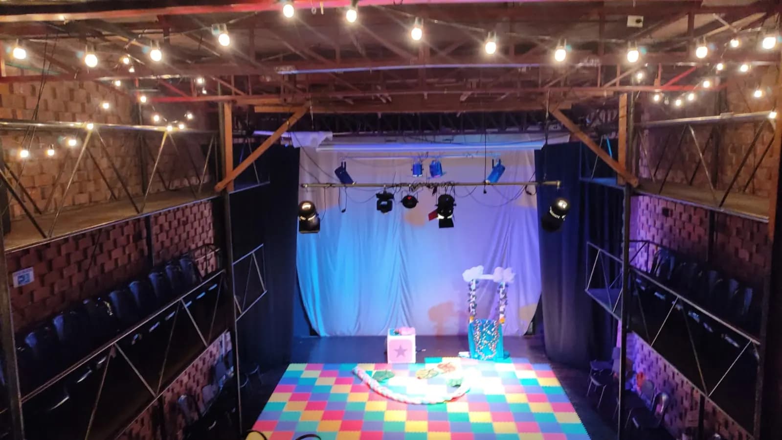 Escenario y equipo de luces de Teatro La Mama