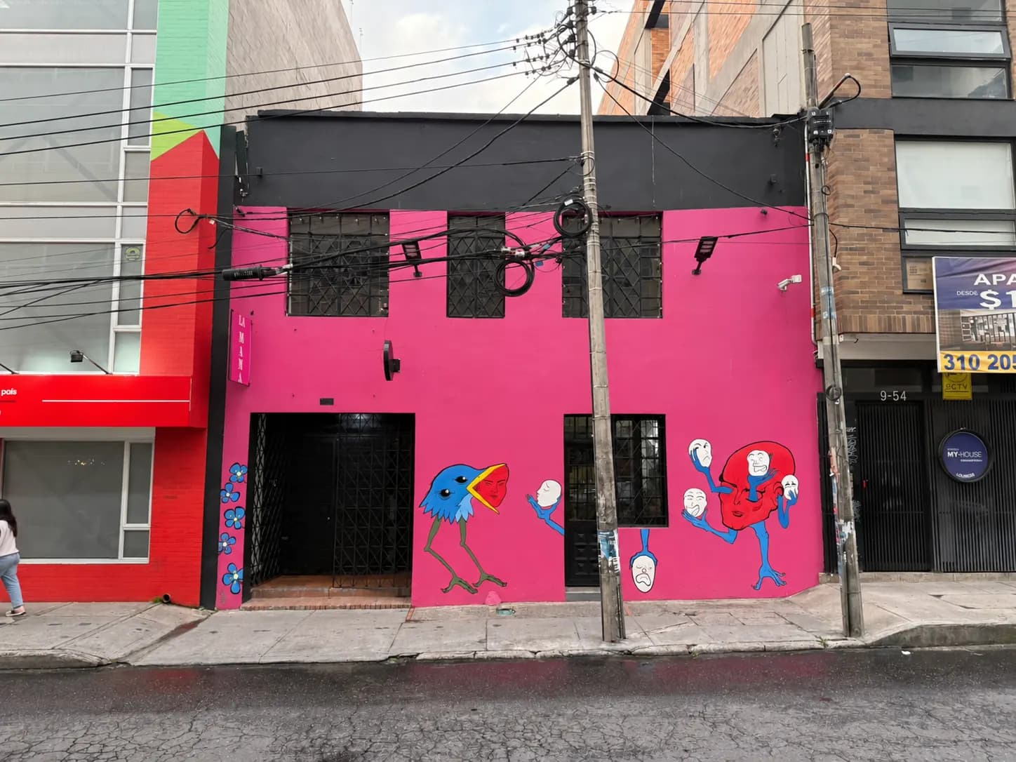Fachada de Teatro La Mama en la Calle 63 # 9-60, Chapinero