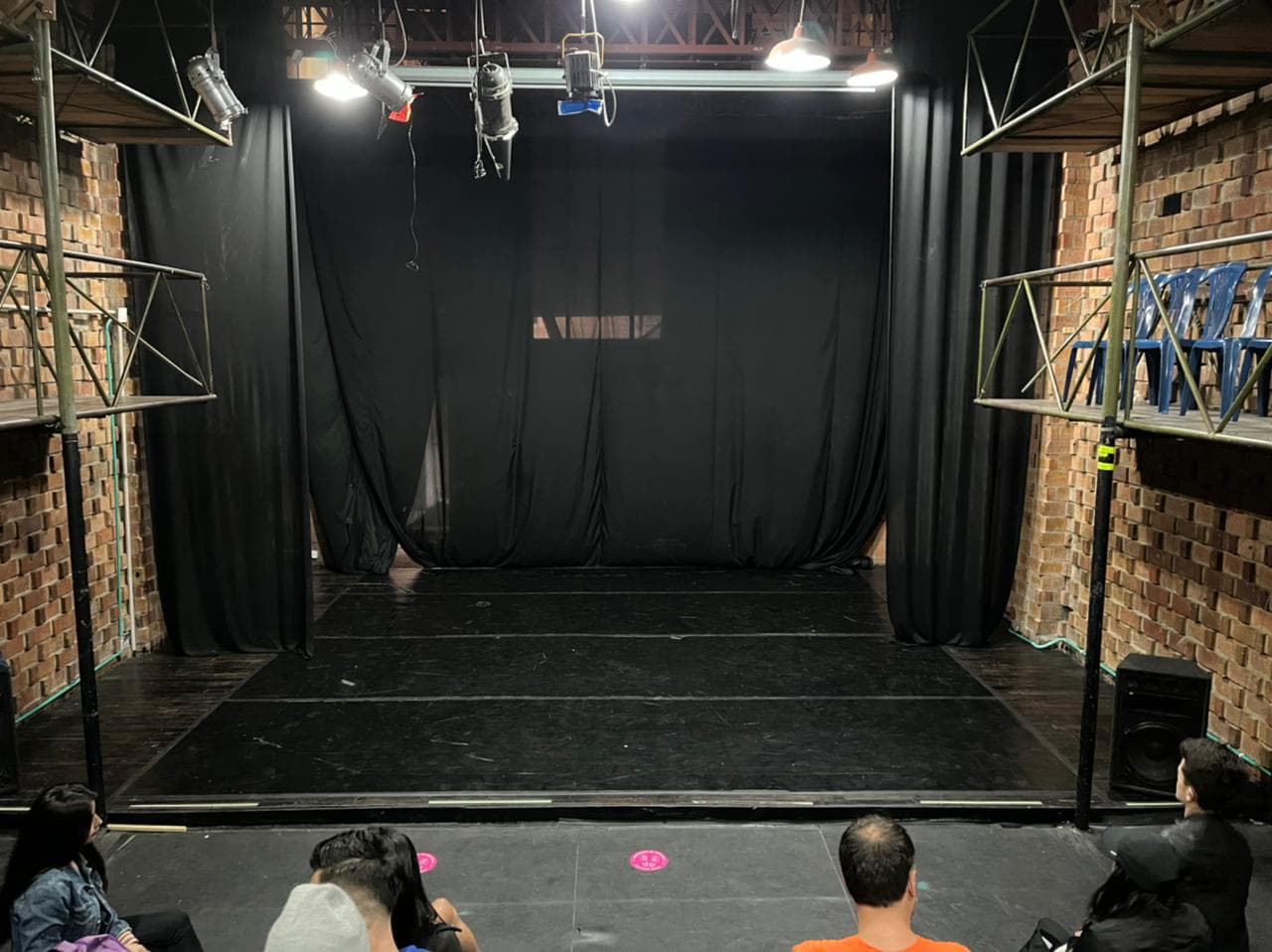 Escenario del Teatro La Mama preparado para una función