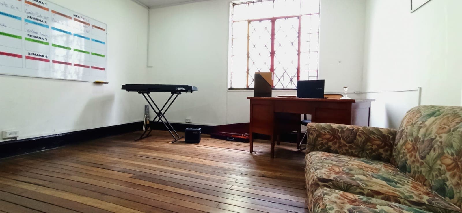 Oficina multipropósito con piano, escritorio y espacio de trabajo