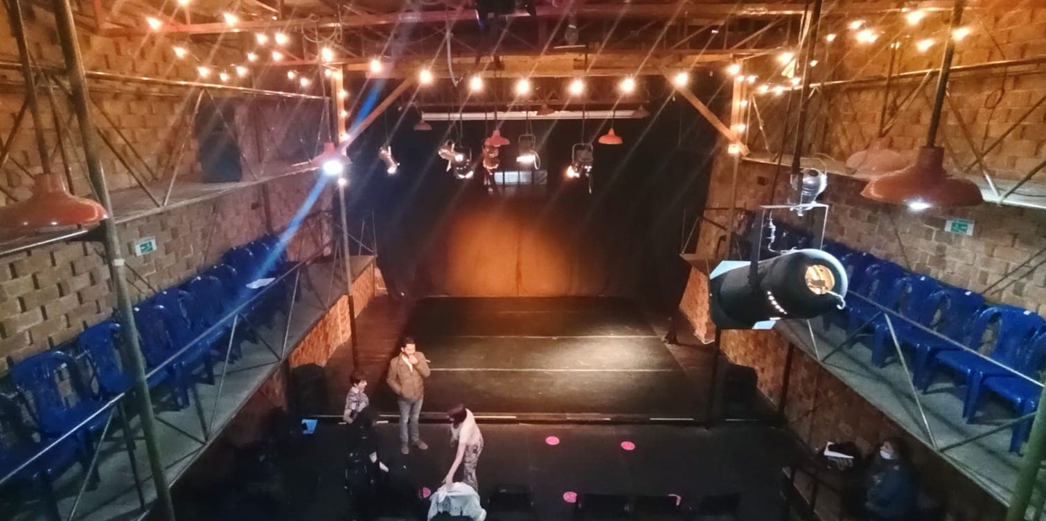 Sala principal del Teatro La Mama iluminada para una función