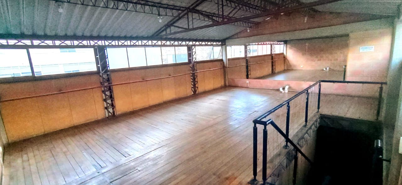 Espacio escénico del Teatro La Mama preparado para ensayo
