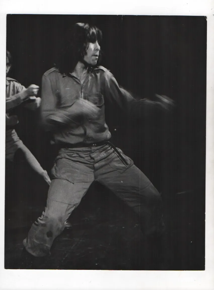 Escena de danza en blanco y negro de El Abejón Mono
