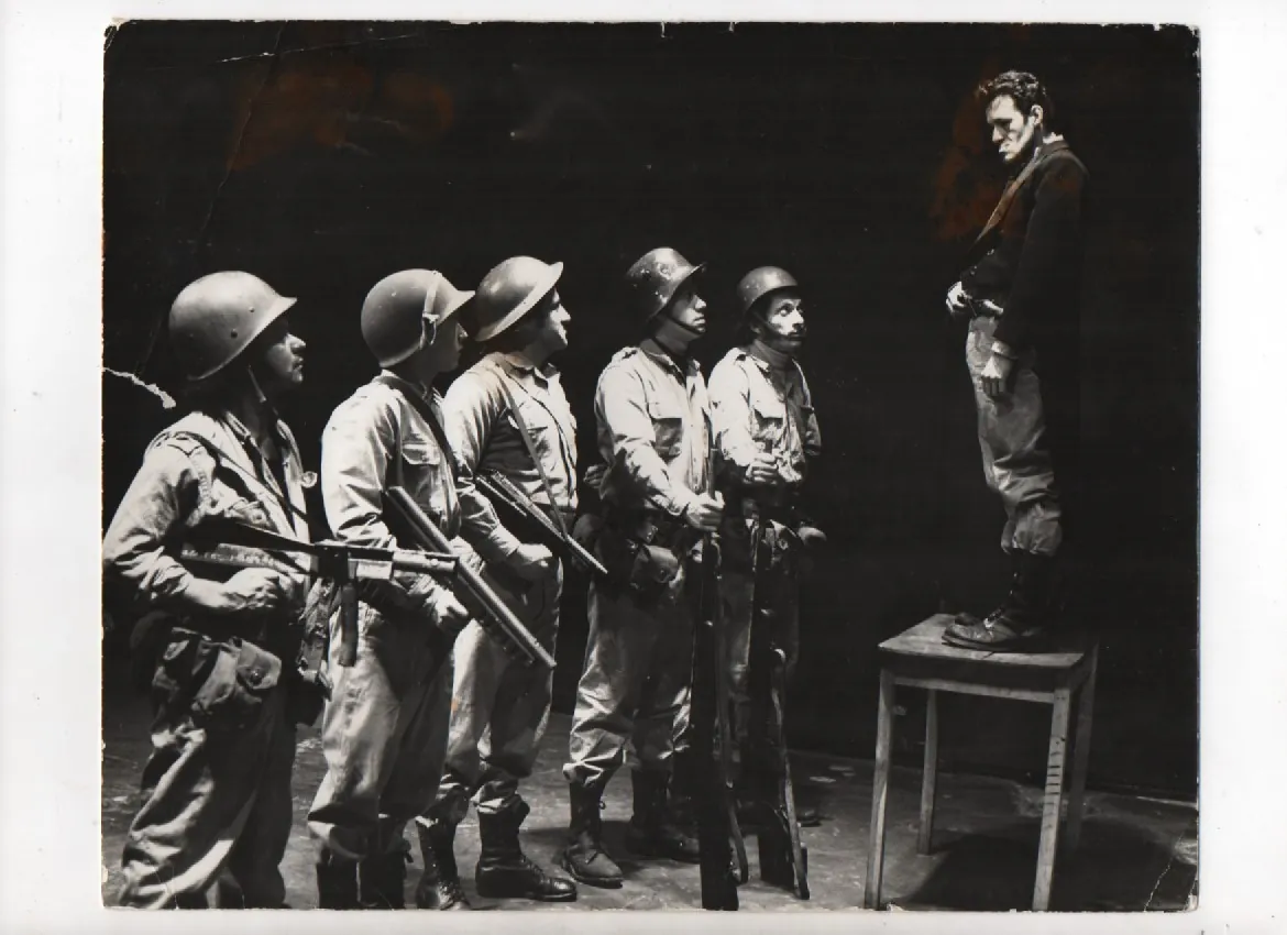 Escena militar en blanco y negro de El Abejón Mono