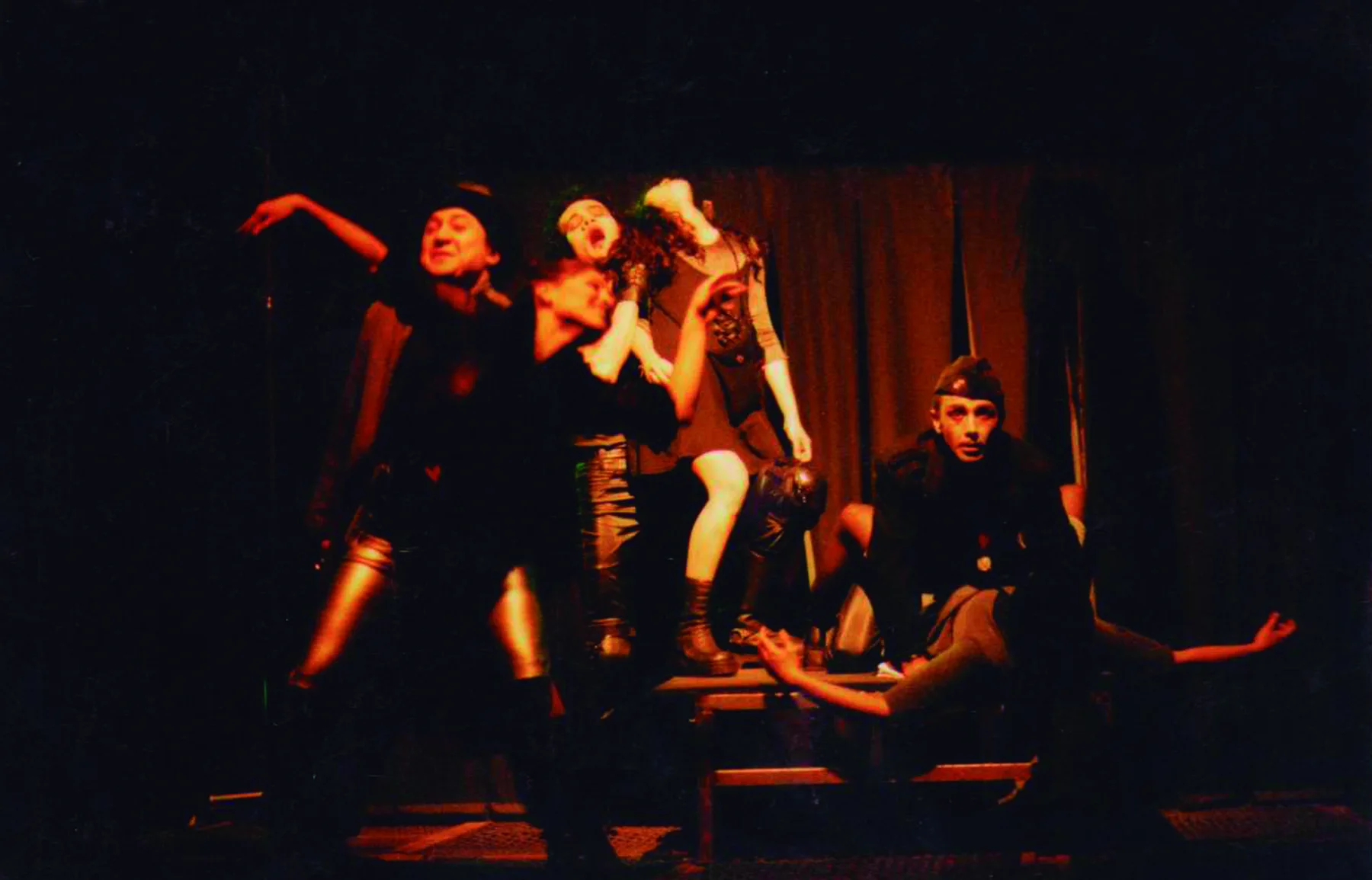 Escena bajo iluminación teatral en Entre besos y peloteras