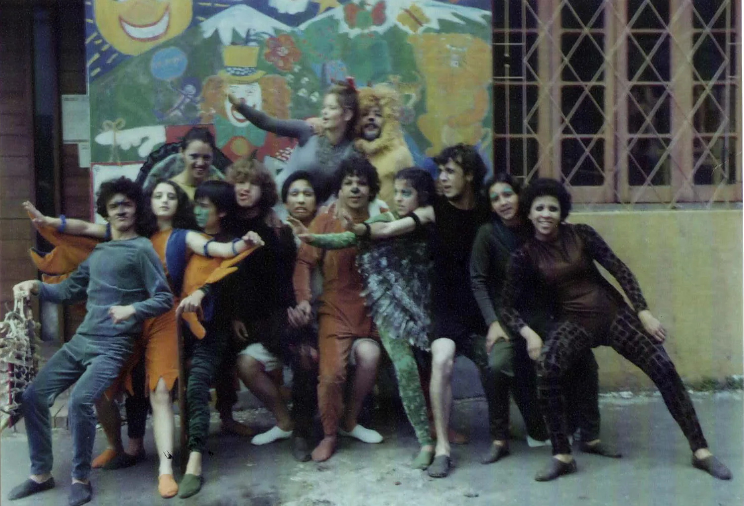 Grupo frente a un mural en Fabunábula de un ecocidio