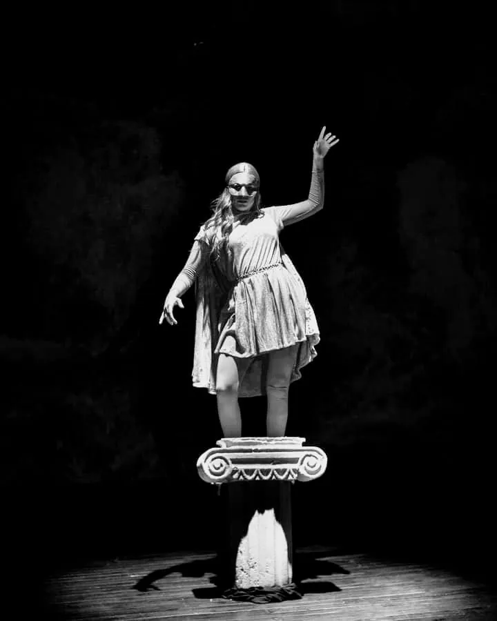 Bailarina sobre pedestal en blanco y negro en Me llaman Helena