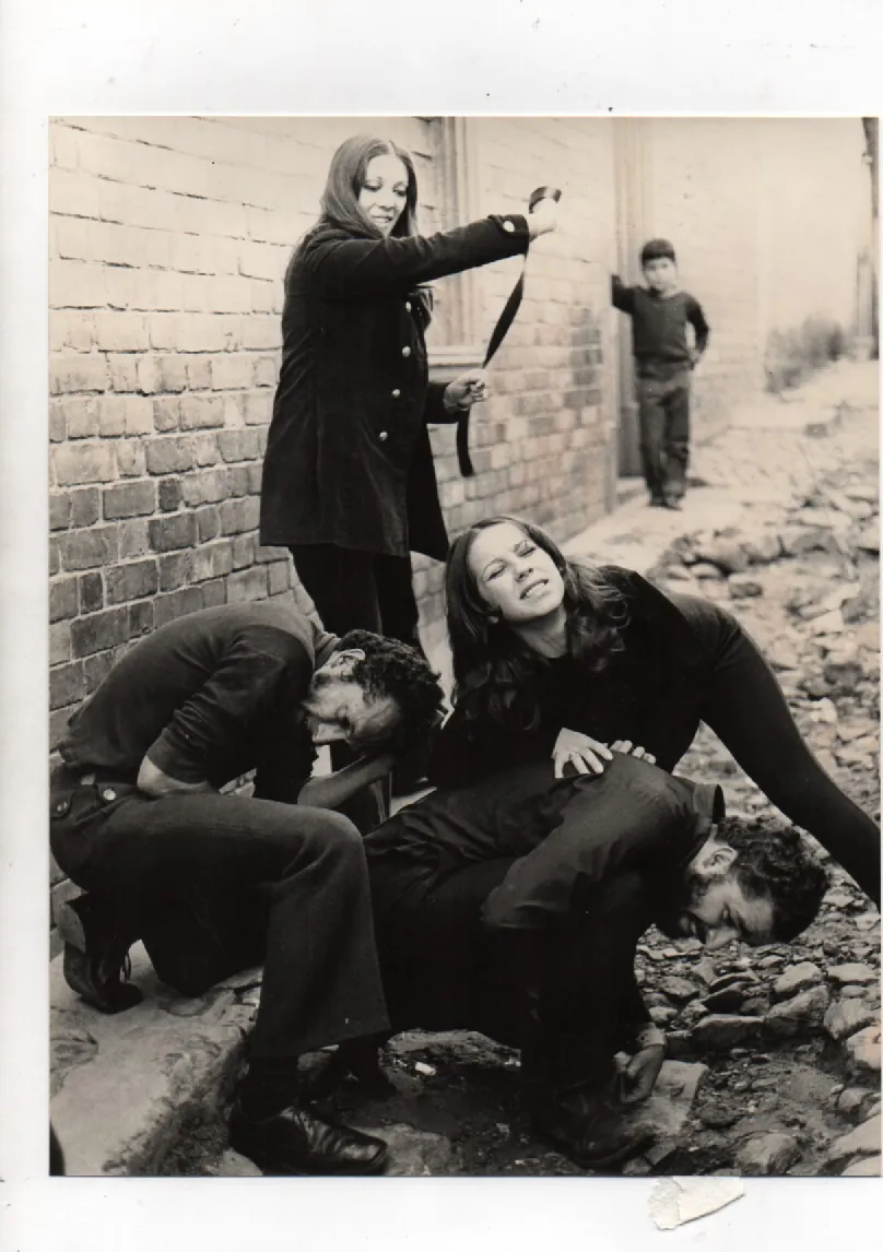 Escena en blanco y negro de Los pasatiempos de la Mama loca