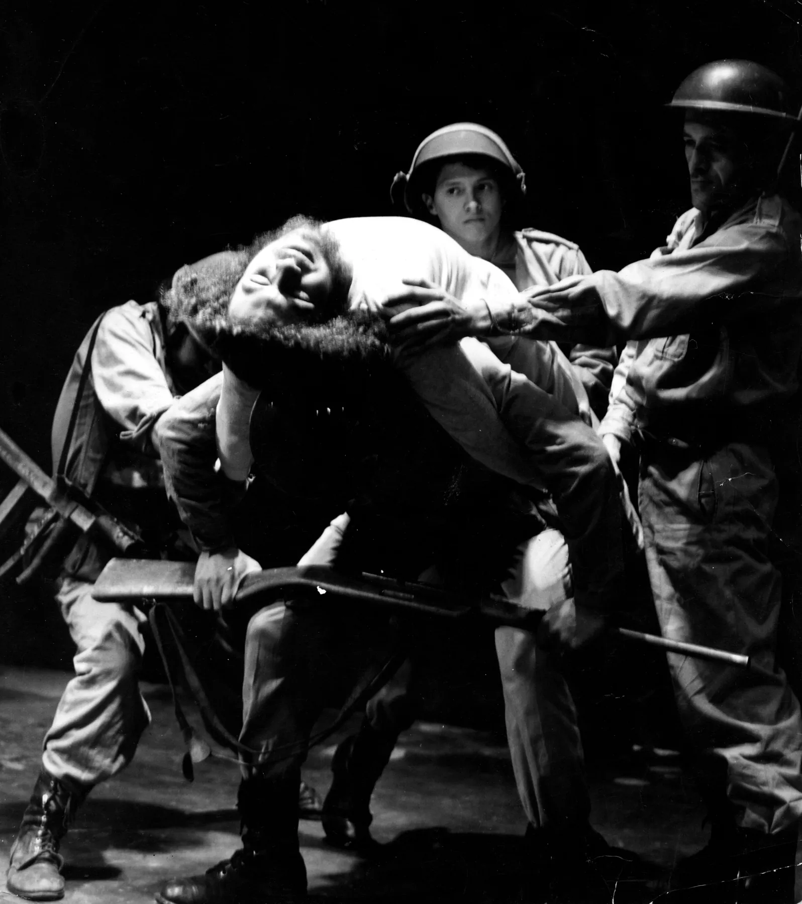 Escena en blanco y negro de soldados cargando un cuerpo en Lo que dejó la tempestad