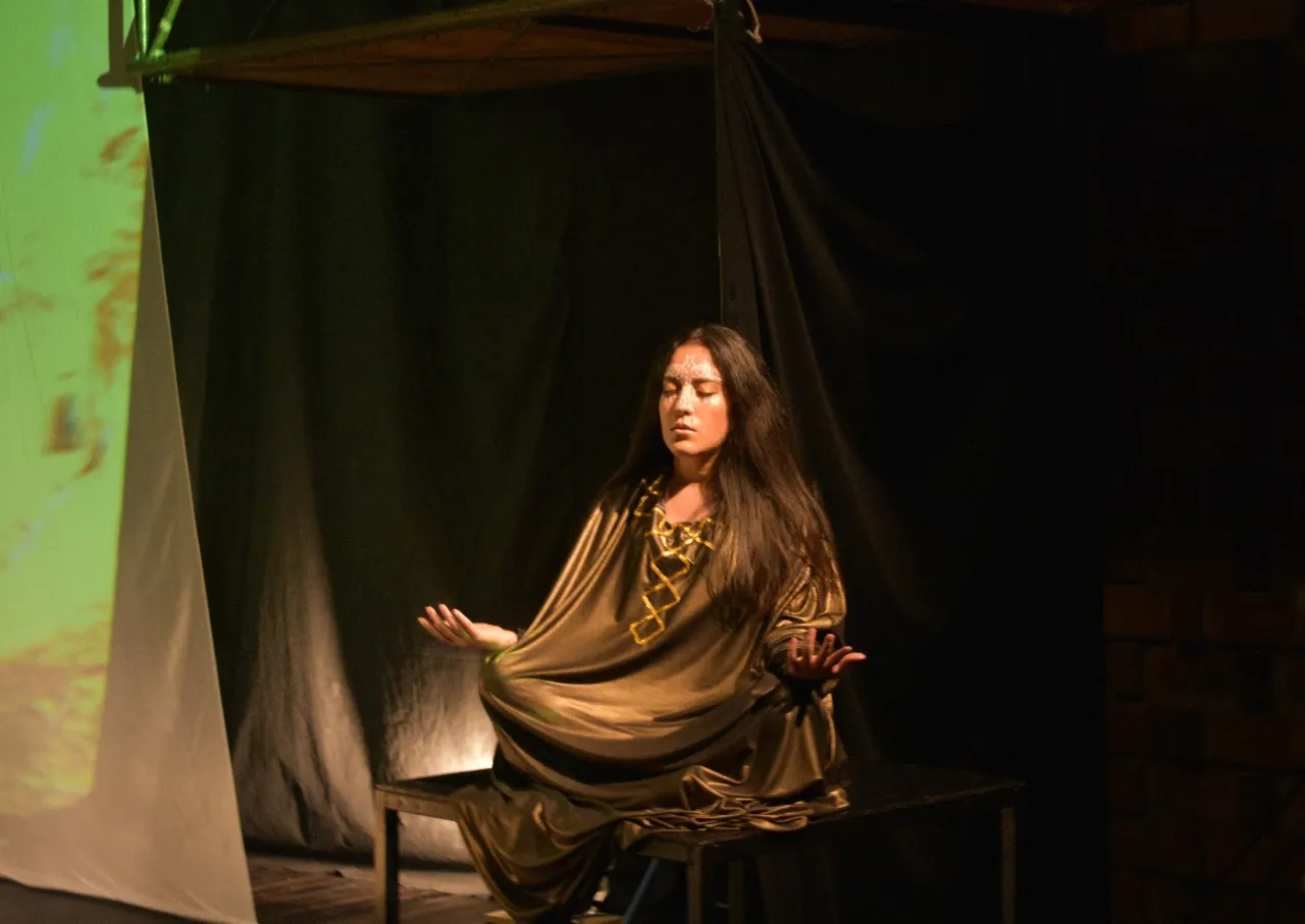 Personaje con vestido dorado en La tradición del Chapín
