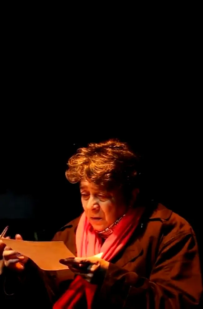 Actriz leyendo en escena en Confabularias