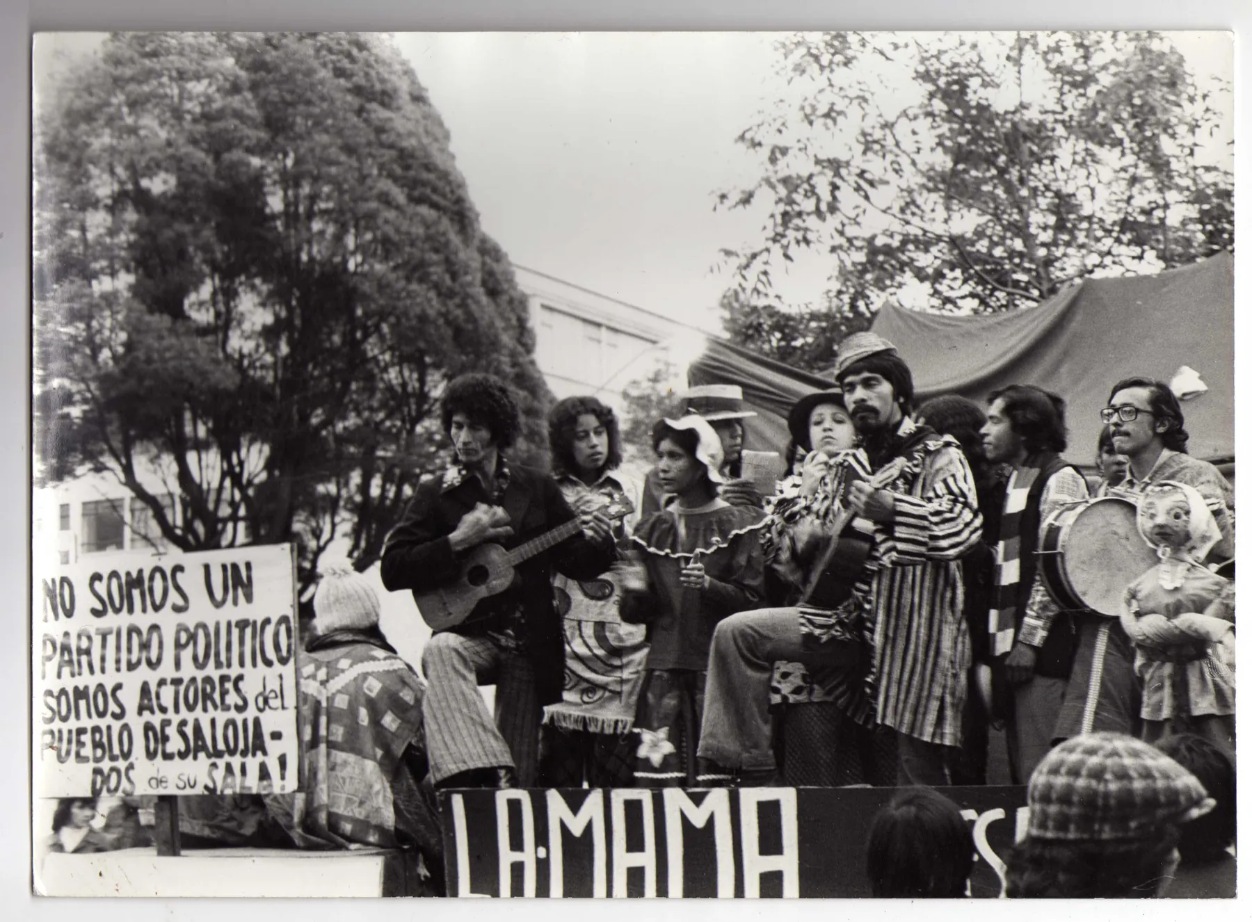 Actores de La Mama en la calle con la pancarta «No somos un partido político, somos actores del pueblo desalojados de su sala»