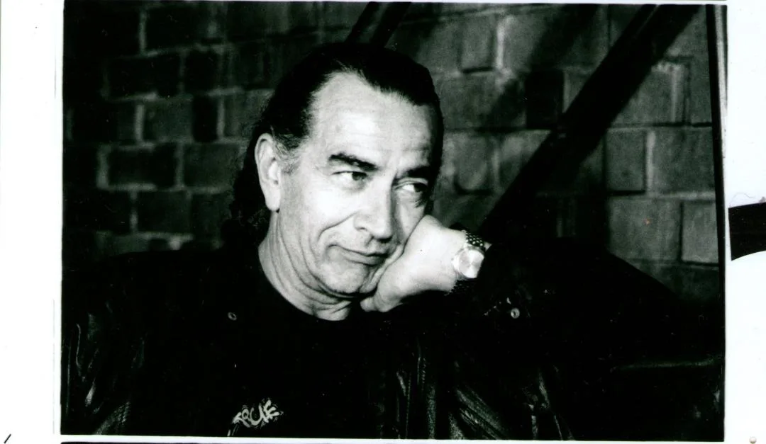 Retrato horizontal en blanco y negro de Eddy Armando Rodríguez