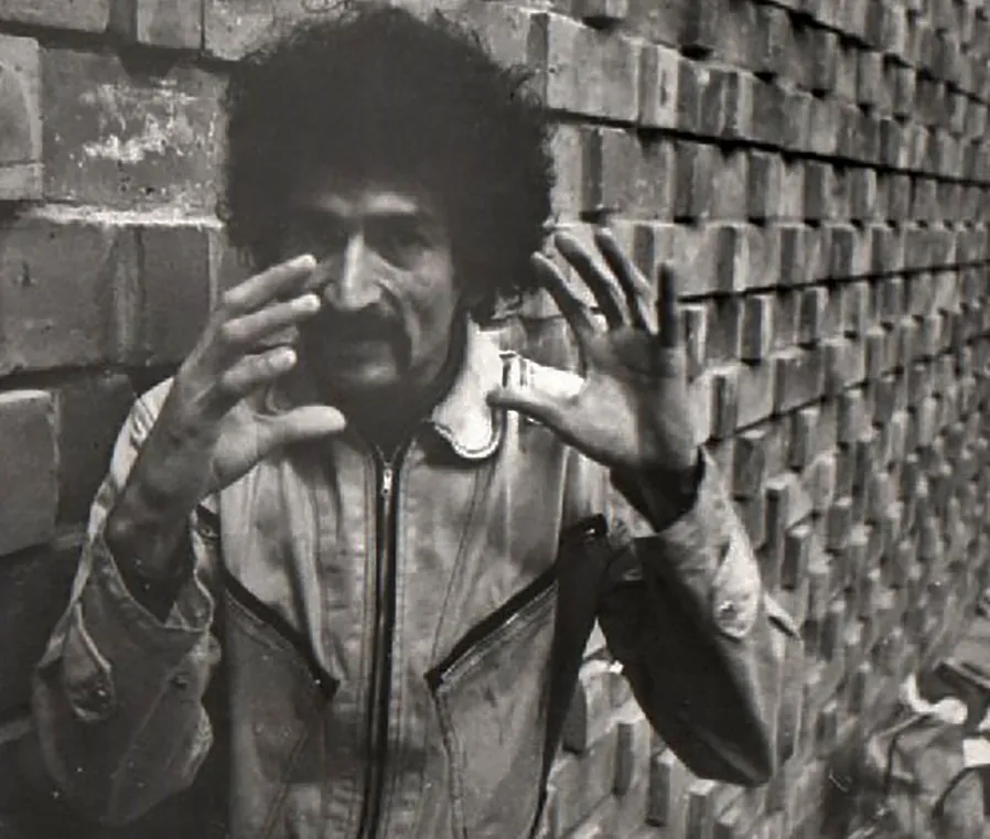 Eddy Armando Rodríguez fotografiado contra un muro de ladrillo
