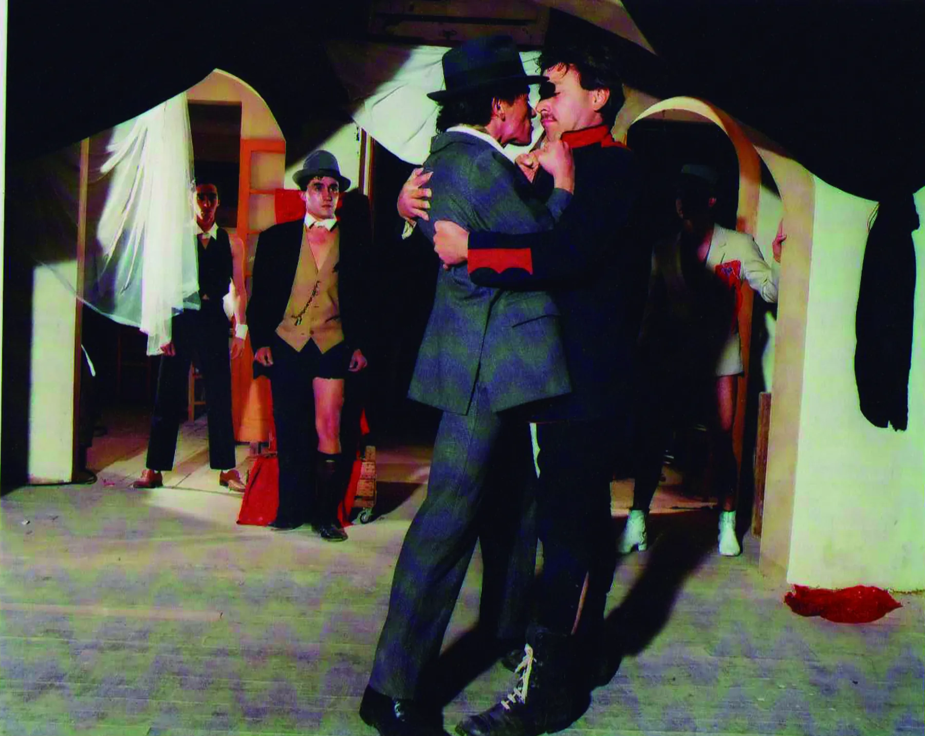 Pareja bailando en escena en La incertidumbre del amor