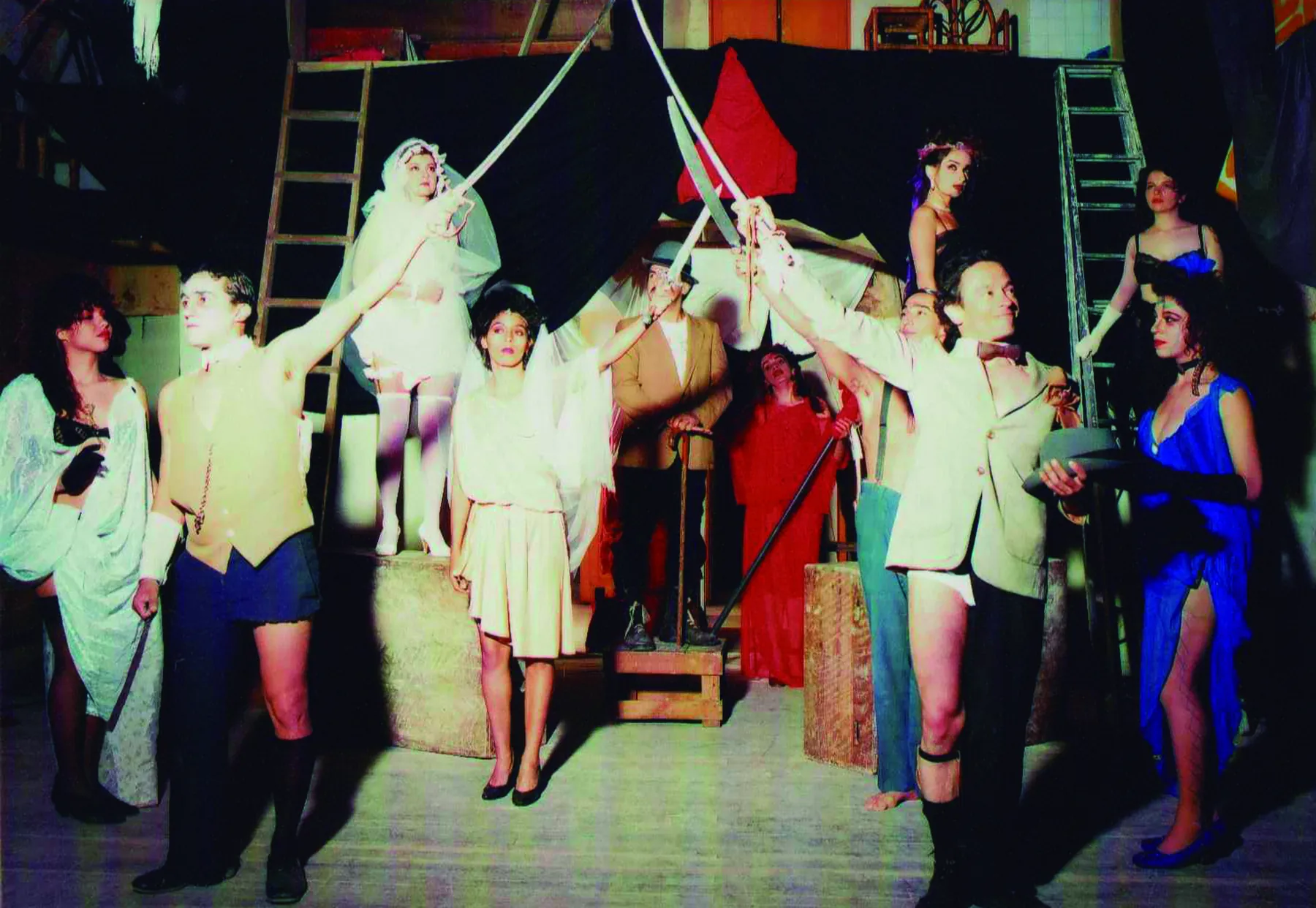 La compañía de La incertidumbre del amor al completo en escena