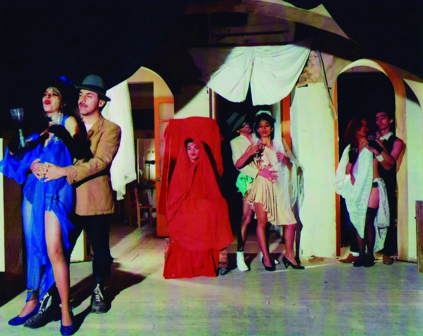 Pareja de gala frente al camerino rojo en La incertidumbre del amor
