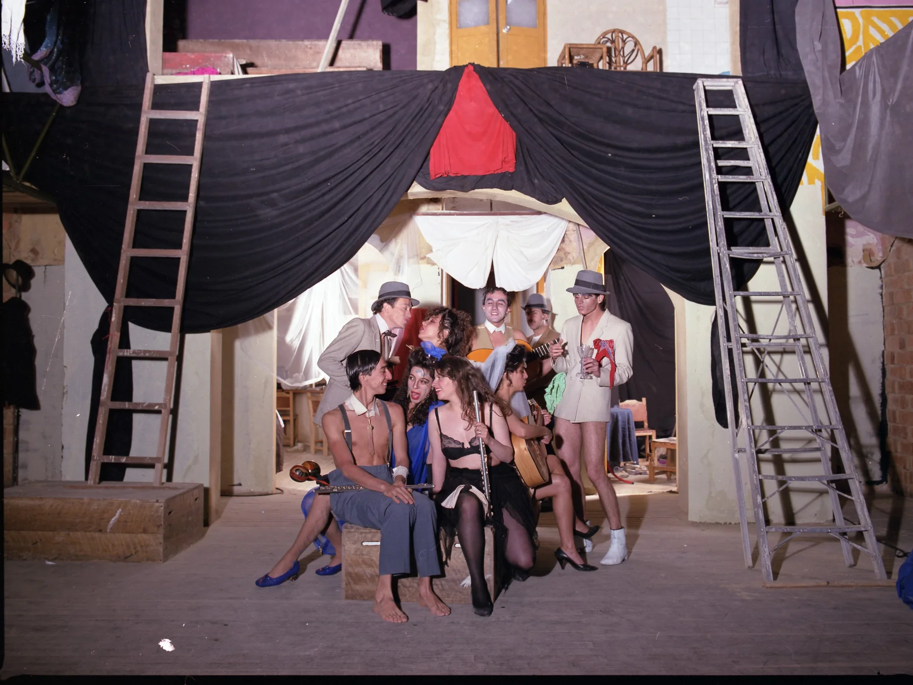 Escena de circo y carpa en La incertidumbre del amor
