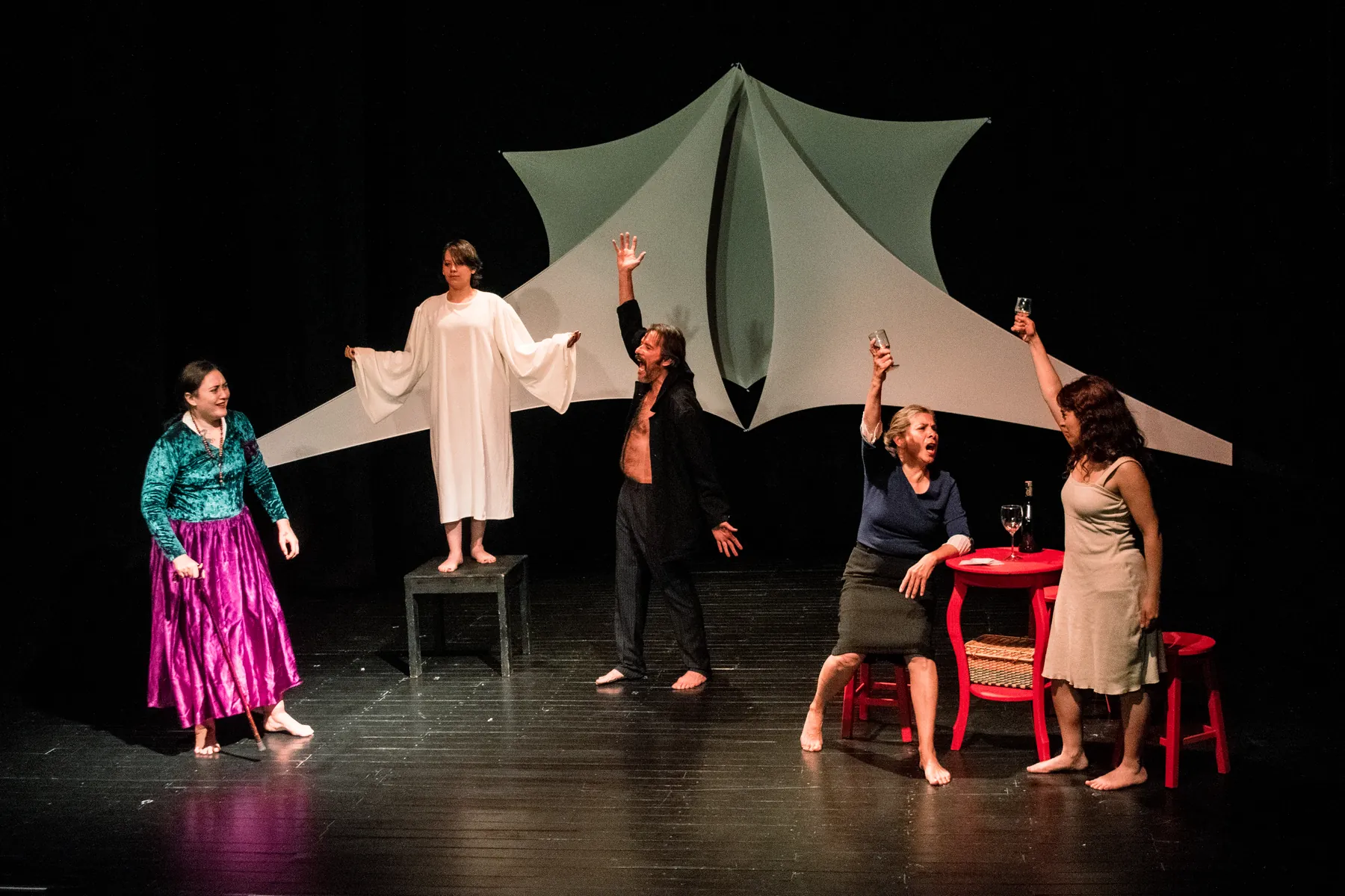 Elenco de El laberinto del tiempo saluda en escena