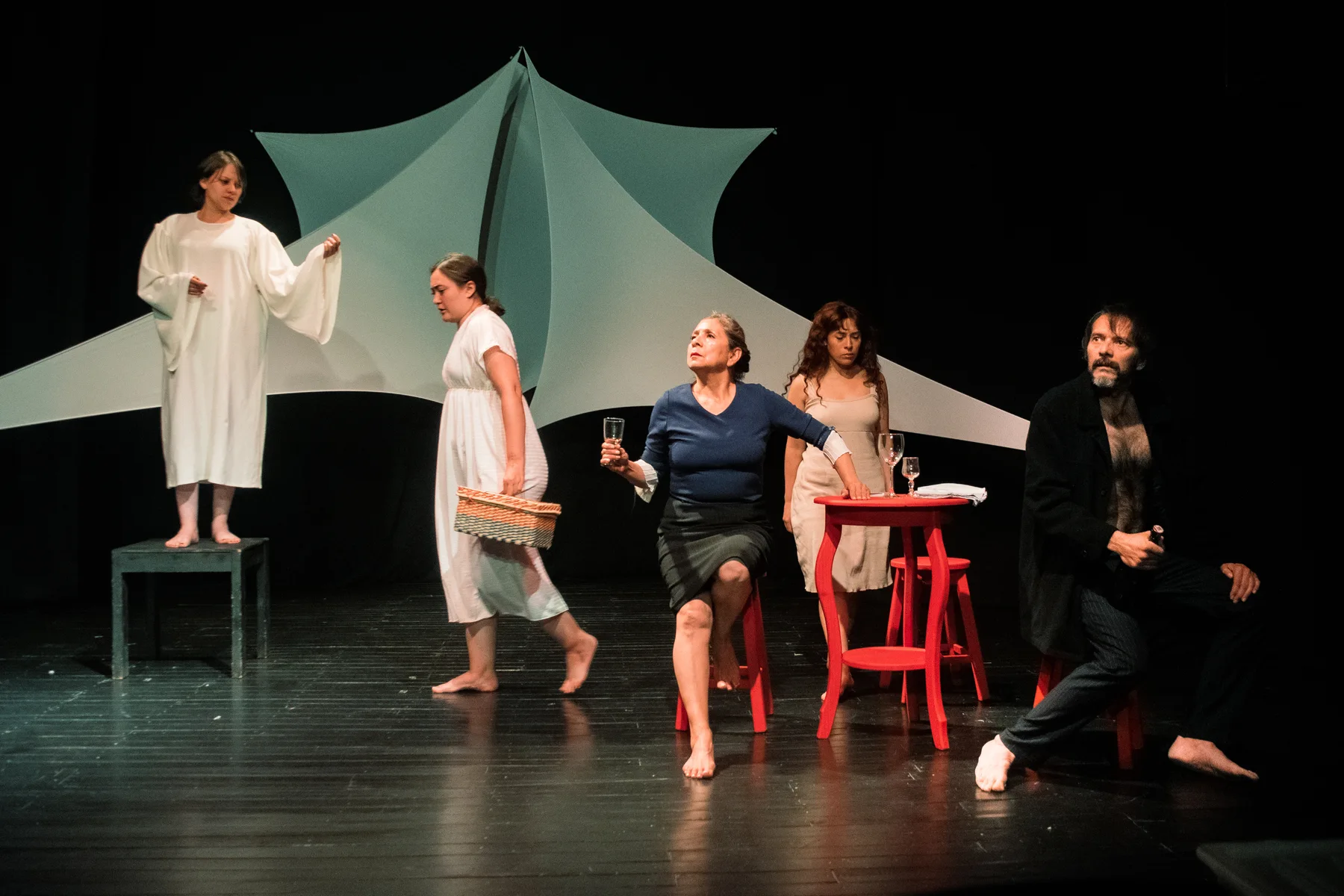 Elenco en escena coral del nuevo montaje de El laberinto del tiempo