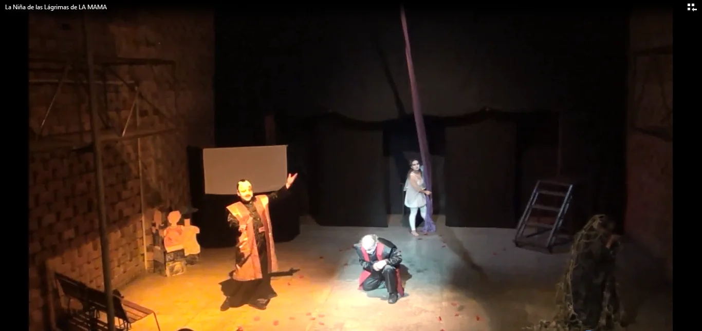 Escena de La niña de las lágrimas con actrices en el escenario