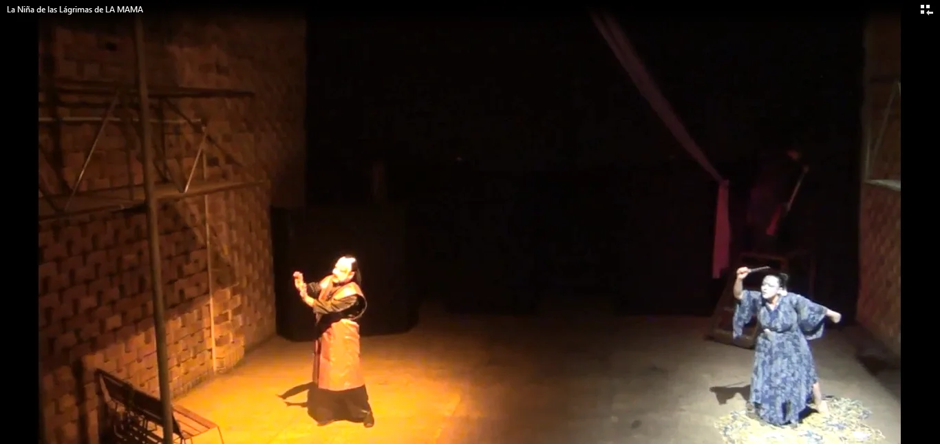 Actriz en escena dramática de La niña de las lágrimas