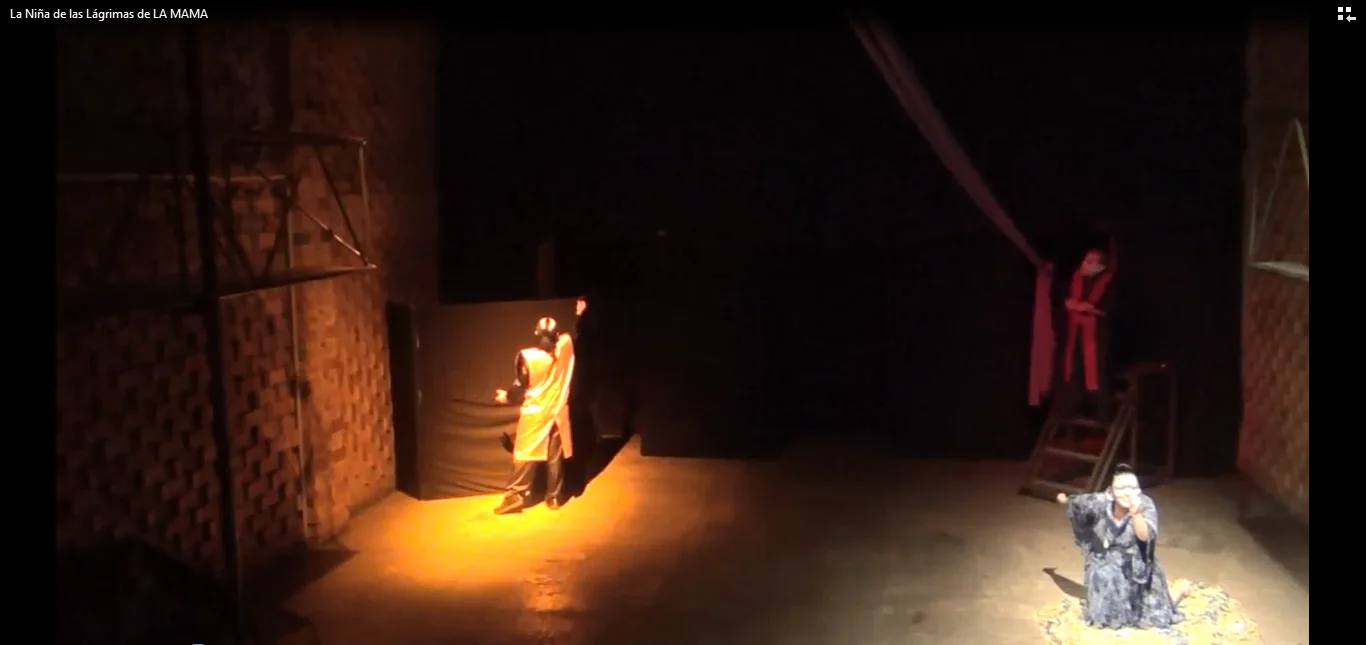 Actriz en escena íntima de La niña de las lágrimas