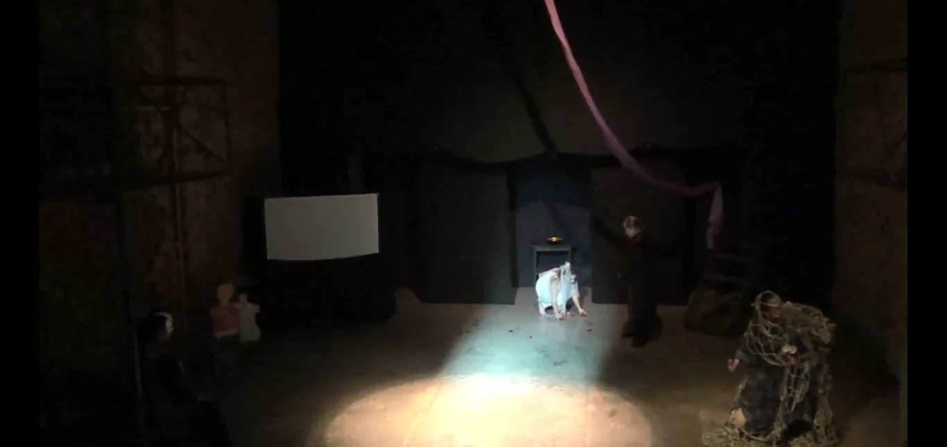 Escena dramática de conjunto de La niña de las lágrimas