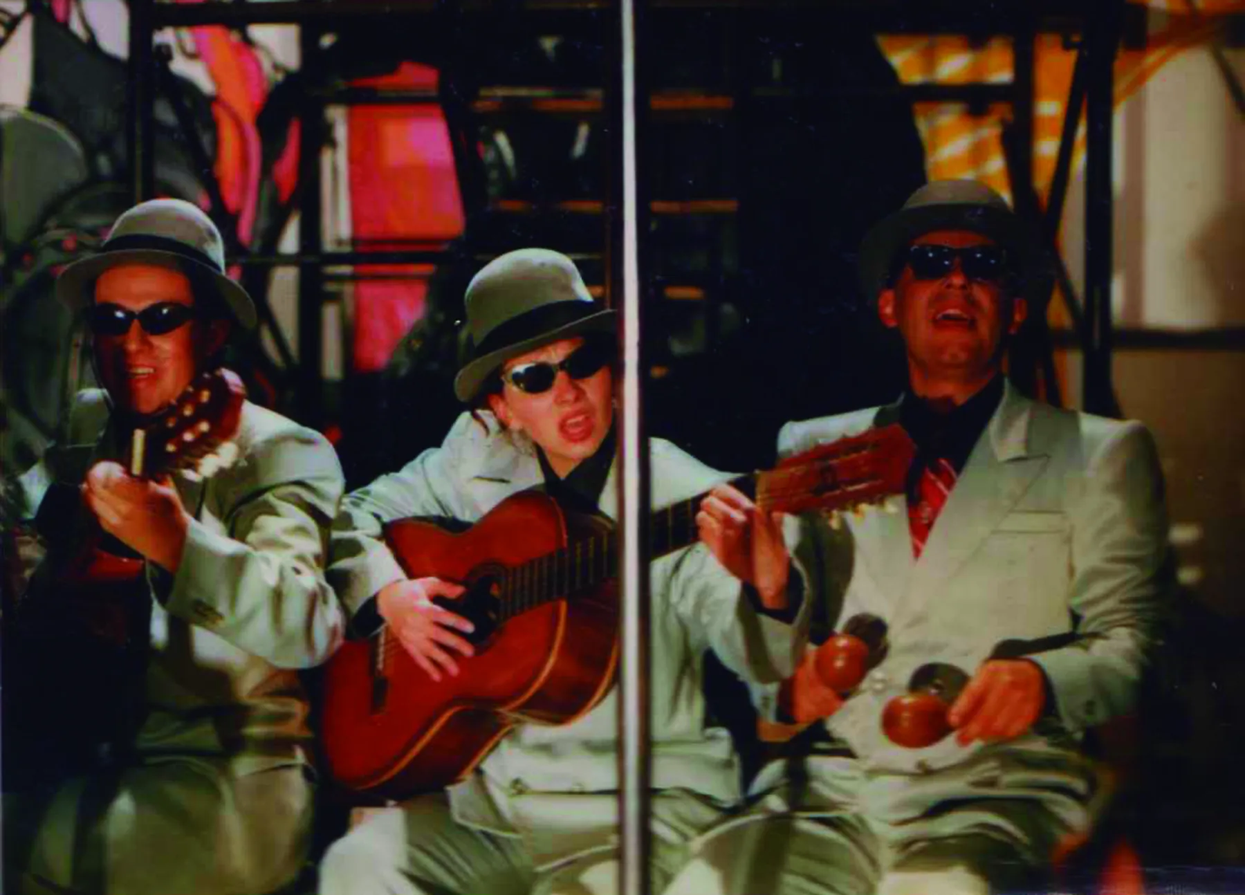 Músicos de traje blanco en Los tiempos del ruido