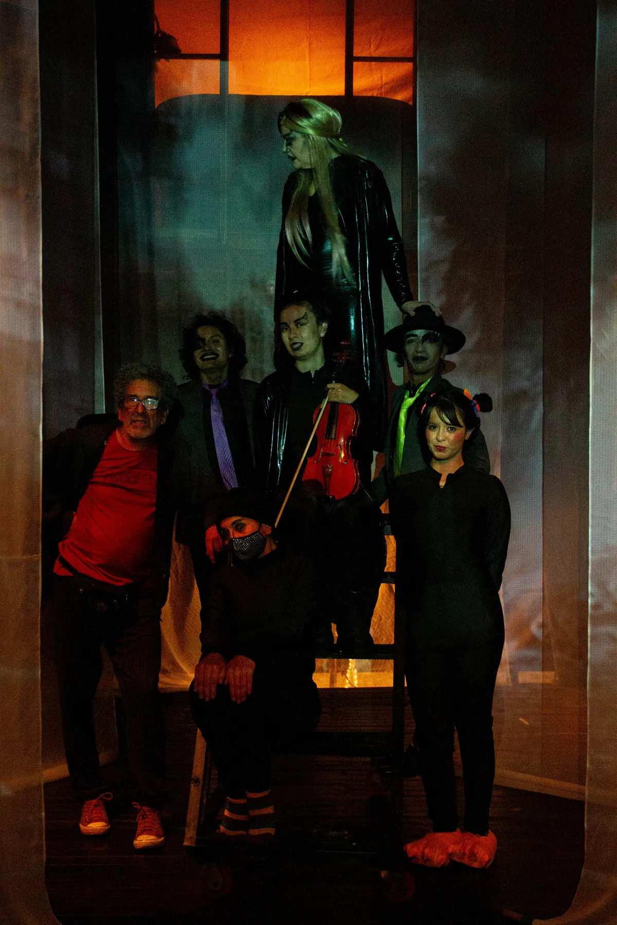 Grupo de personajes en el portal de Ventanas de cuarentena